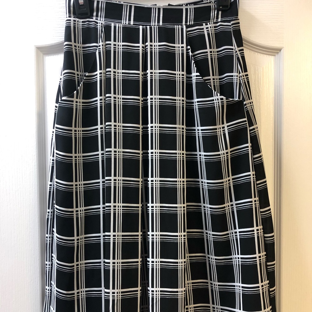 Plaid mid-length skirt with pockets